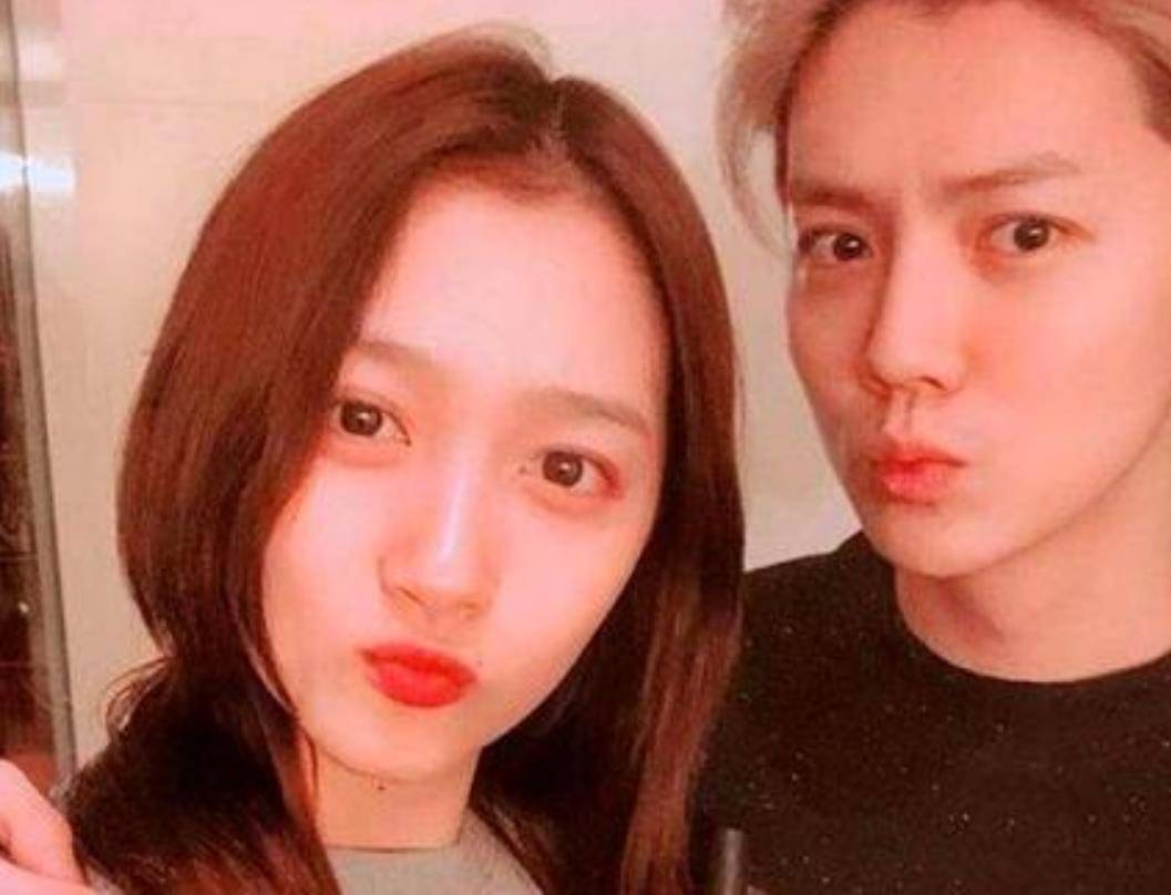 IM电竞平台|
明星“官宣恋情”时的照片什么样？唐嫣童趣 鹿晗甜蜜 戚薇的最霸气(图3)