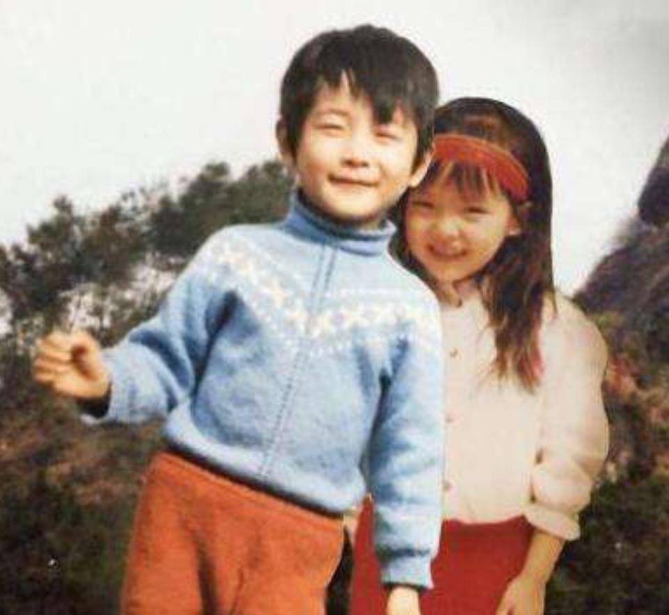 IM电竞平台|
明星“官宣恋情”时的照片什么样？唐嫣童趣 鹿晗甜蜜 戚薇的最霸气(图2)