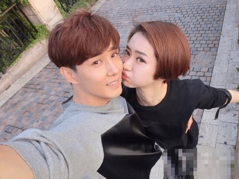 IM电竞平台|
明星“官宣恋情”时的照片什么样？唐嫣童趣 鹿晗甜蜜 戚薇的最霸气(图8)