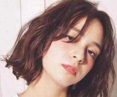 
帮你打造瘦脸减龄的发型 选对烫发发型很重要！‘IM电竞官网’(图5)