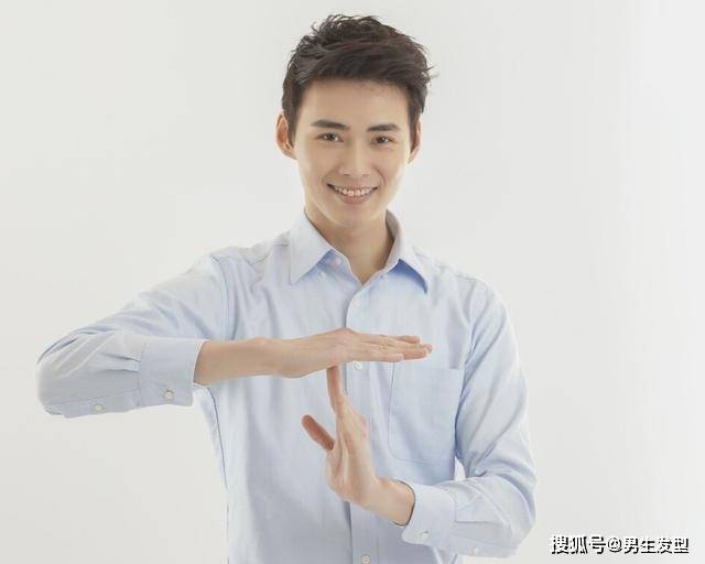 IM电竞：
男生还是留“双方铲”发型最帅气 头发短而清爽 看着就想剪