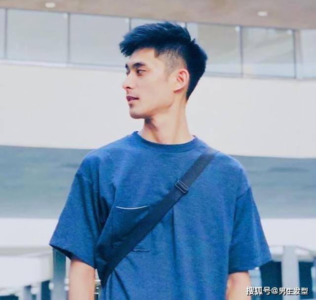 IM电竞：
男生还是留“双方铲”发型最帅气 头发短而清爽 看着就想剪(图2)