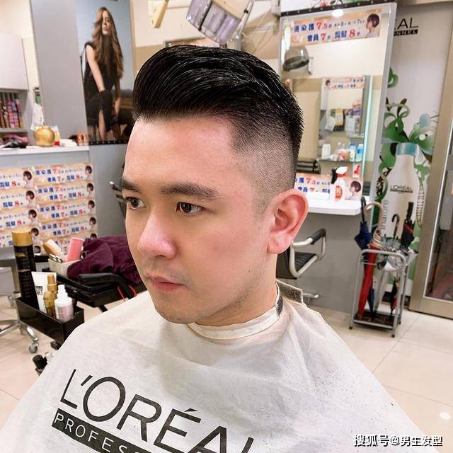 IM电竞：
男生还是留“双方铲”发型最帅气 头发短而清爽 看着就想剪(图4)