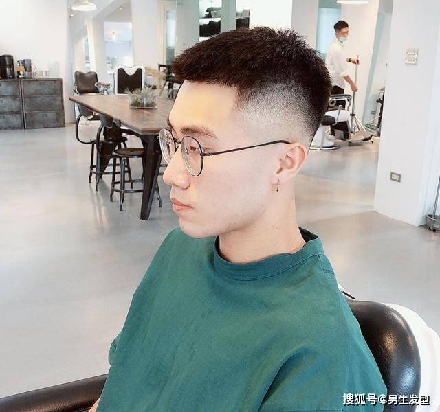 IM电竞：
男生还是留“双方铲”发型最帅气 头发短而清爽 看着就想剪(图5)