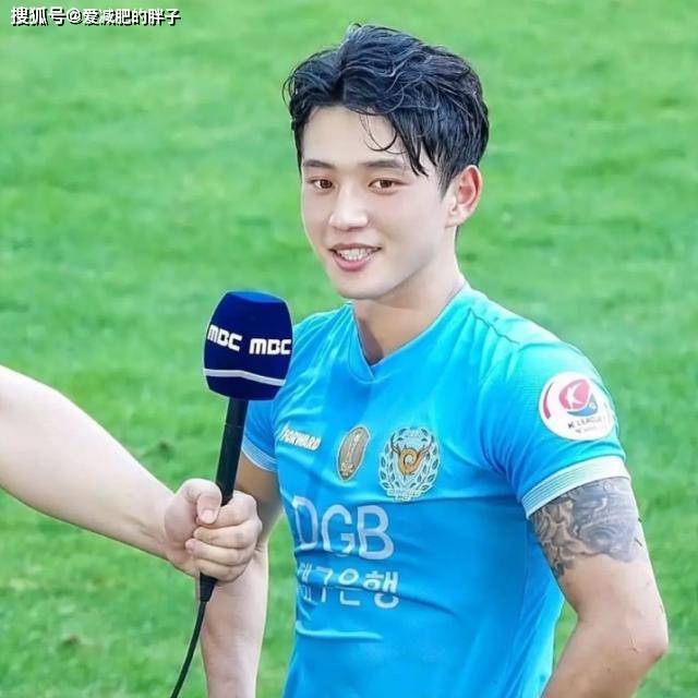 【IM电竞】
97年韩国足球运发动 靠颜值在中国走红 像极了韩剧男主角(图2)