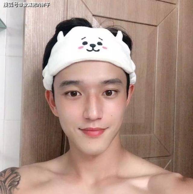 【IM电竞】
97年韩国足球运发动 靠颜值在中国走红 像极了韩剧男主角(图5)