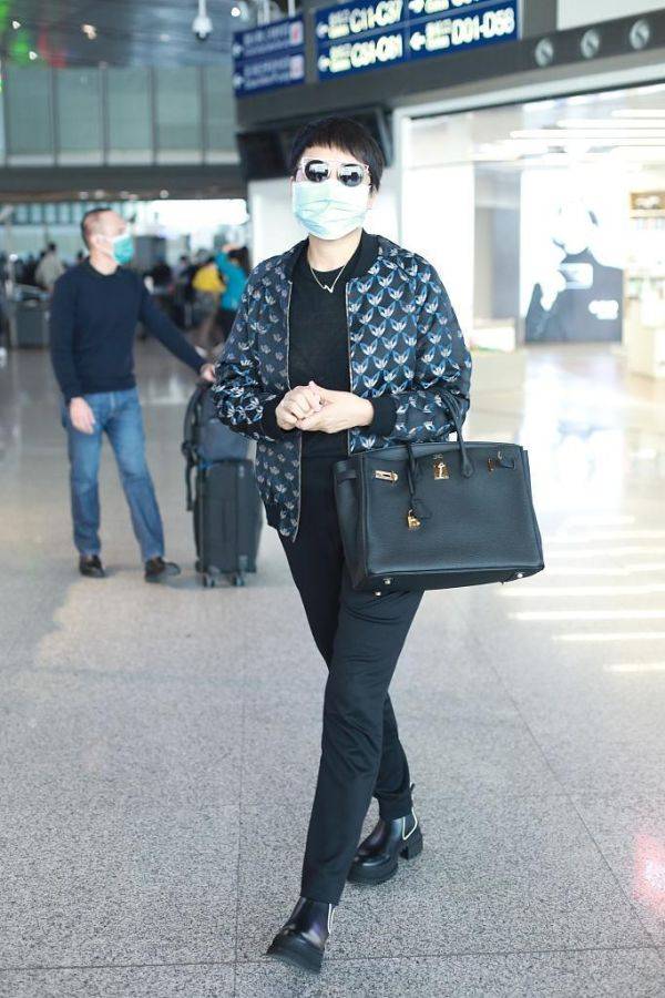 
张凯丽真是大妈的穿搭楷模 印花棒球服配小脚裤 显瘦又洋气：IM电竞平台(图2)