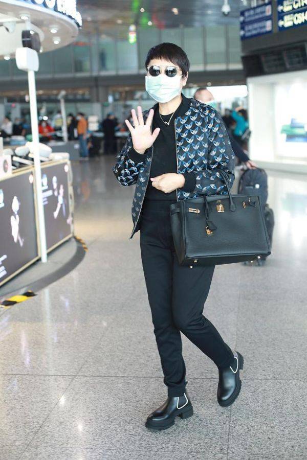 
张凯丽真是大妈的穿搭楷模 印花棒球服配小脚裤 显瘦又洋气：IM电竞平台(图3)