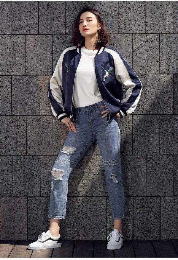 
张凯丽真是大妈的穿搭楷模 印花棒球服配小脚裤 显瘦又洋气：IM电竞平台(图8)