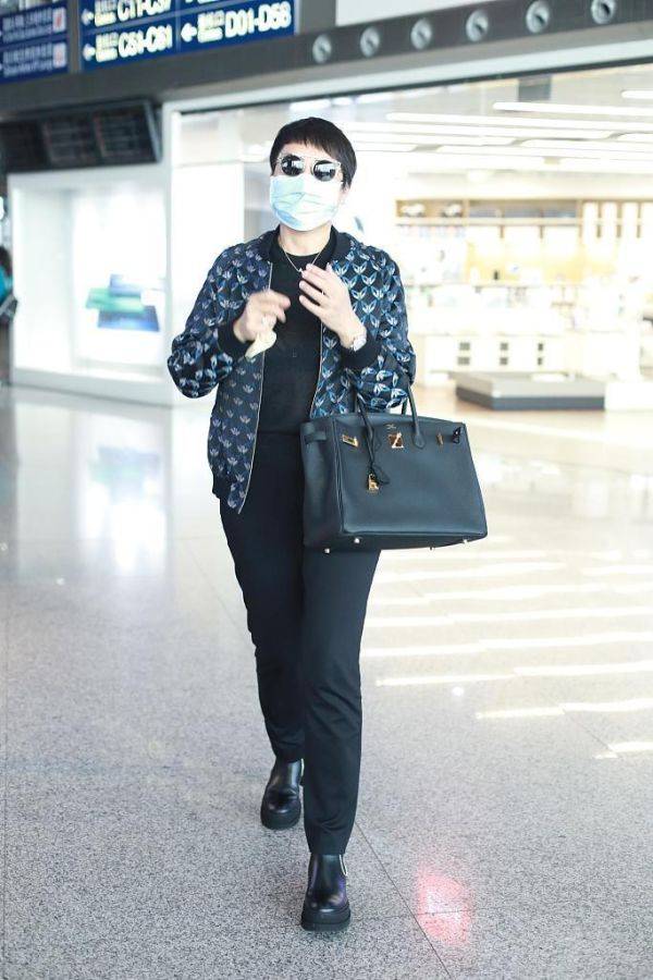 
张凯丽真是大妈的穿搭楷模 印花棒球服配小脚裤 显瘦又洋气：IM电竞平台(图6)