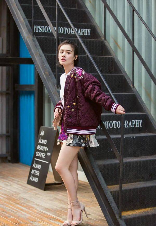 
张凯丽真是大妈的穿搭楷模 印花棒球服配小脚裤 显瘦又洋气：IM电竞平台(图9)