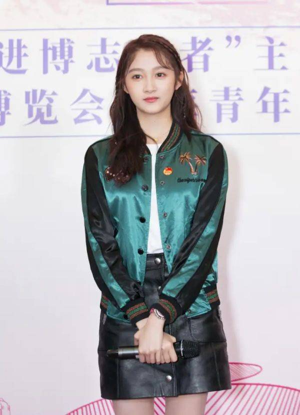 
张凯丽真是大妈的穿搭楷模 印花棒球服配小脚裤 显瘦又洋气：IM电竞平台(图11)