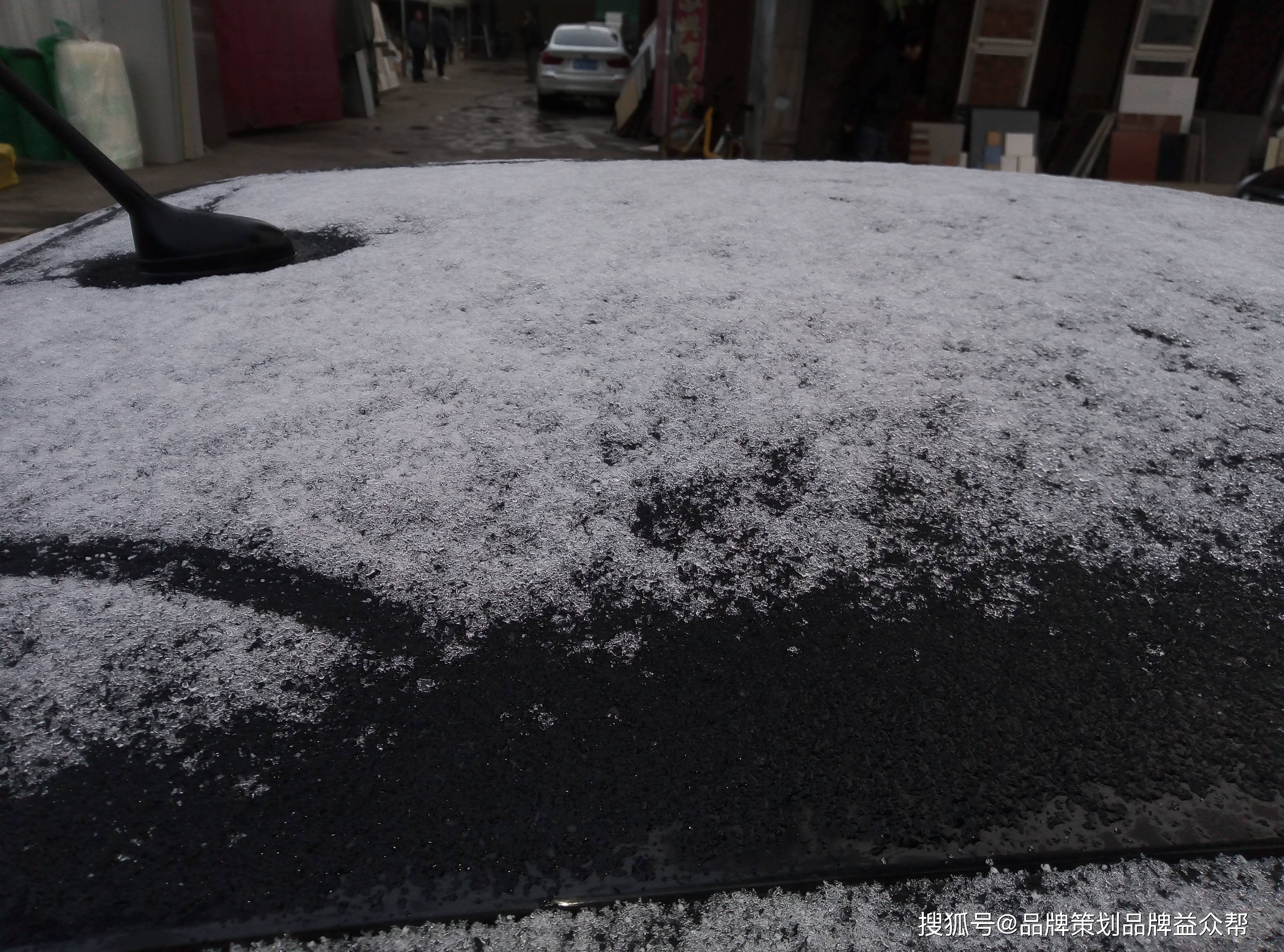 
2021年的下雪自然风物图片浏览 分享雪后车顶积雪自然风景图片_IM电竞平台(图3)